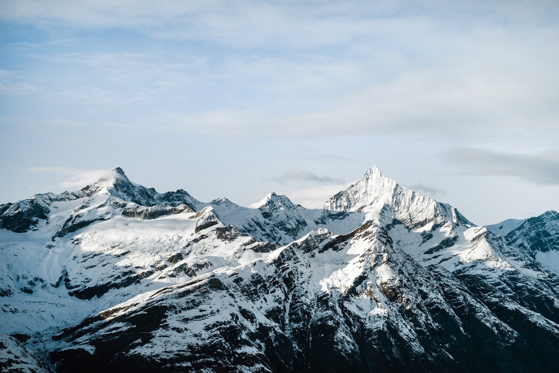 Schneebedeckter Berg Felsiger Gebirgskamm mit schneebedeckten Gipfeln
